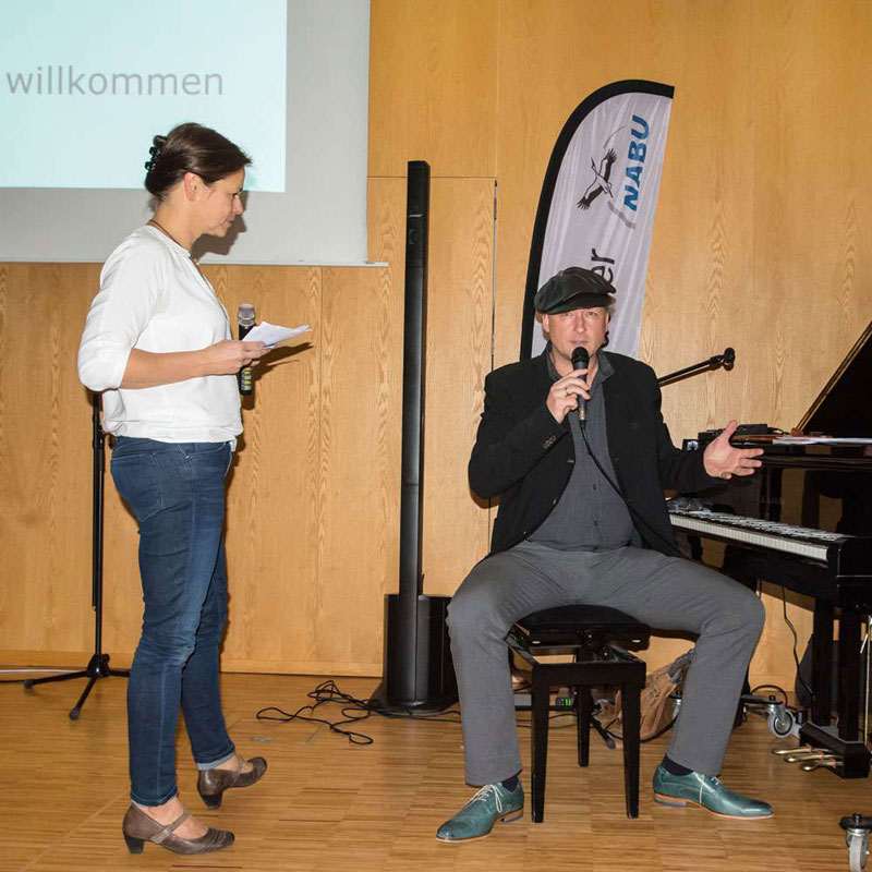 Moderatorin Dr. Tanja Busse mit Musiker Jan Luley im Gespräch über den Artenrückgang in Deutschland, (c) Gaby Schulemann-Maier