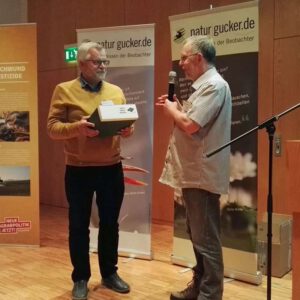 Udo Krupka (links) war der Gewinner des SWAROVSKI OPTIK Beobachterpreises und er wurde von Stefan Munzinger geehrt, (c) Gaby Schulemann-Maier
