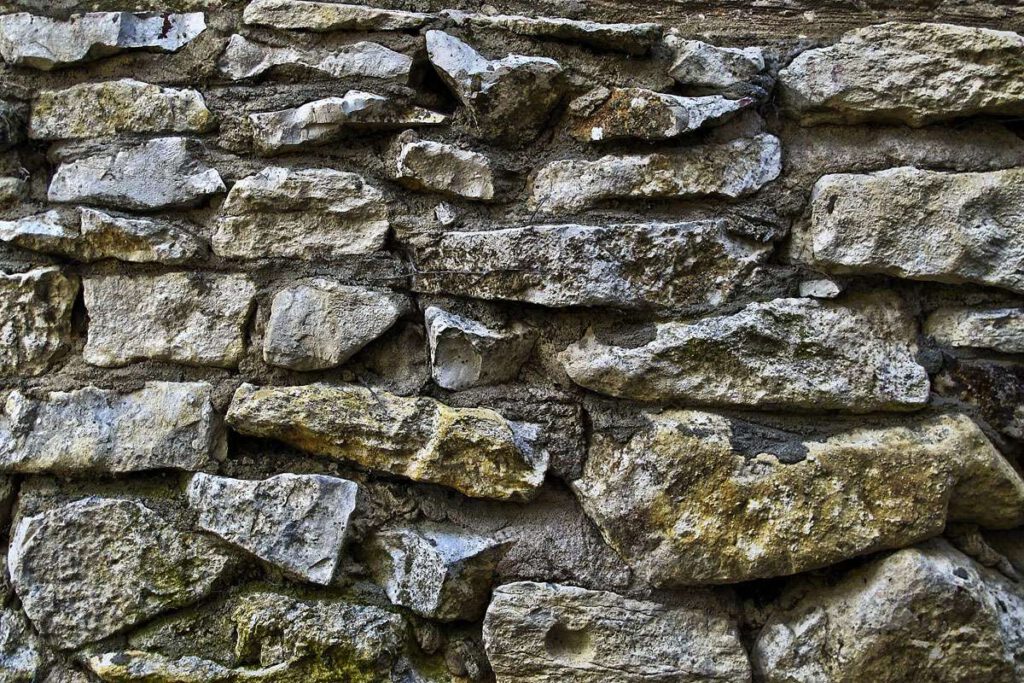 Neben alten Kellern bieten feuchte Natursteinmauern Bierschnegeln gute Versteckmöglichkeiten, (c) anaterate/Pixabay