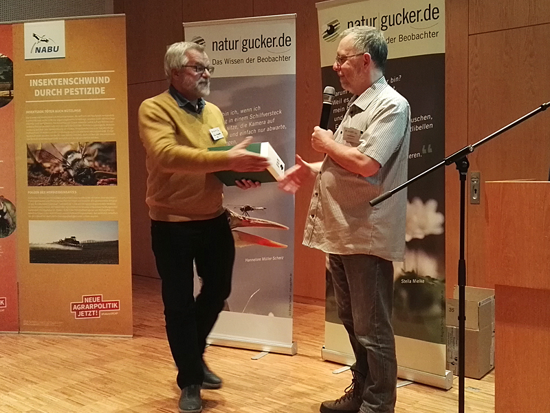 Udo Krupka (links) erhielt auf dem NABU|naturgucker-Kongress 2018 seinen Preis, (c) Gaby Schulemann-Maier